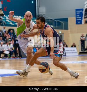 LEIDEN, PAYS-BAS - MARS 30 : Marijn Ververs de ZZ Leiden, Engel Rodriguez de RSW Liege basket lors du match d'Or Elite de la BNXT League entre Zorg Banque D'Images