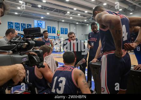 LEIDEN, PAYS-BAS - MARS 30 : le Headcoach Alexandre Zampier de RSW Liege basket Time Out lors du match d'or de la BNXT League Elite entre Zorg en Zeker Banque D'Images