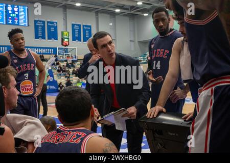 LEIDEN, PAYS-BAS - MARS 30 : le Headcoach Alexandre Zampier de RSW Liege basket Time Out lors du match d'or de la BNXT League Elite entre Zorg en Zeker Banque D'Images