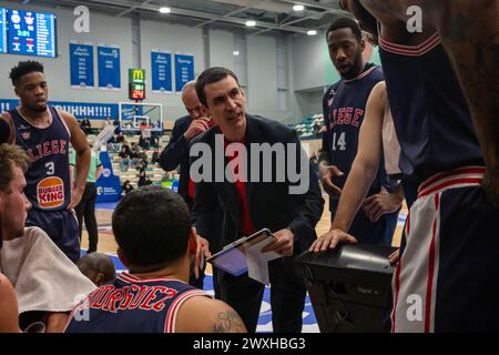 LEIDEN, PAYS-BAS - MARS 30 : le Headcoach Alexandre Zampier de RSW Liege basket Time Out lors du match d'or de la BNXT League Elite entre Zorg en Zeker Banque D'Images