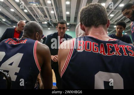 LEIDEN, PAYS-BAS - MARS 30 : le Headcoach Alexandre Zampier de RSW Liege basket Time Out lors du match d'or de la BNXT League Elite entre Zorg en Zeker Banque D'Images