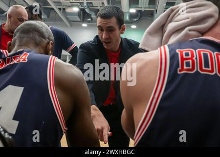 LEIDEN, PAYS-BAS - MARS 30 : le Headcoach Alexandre Zampier de RSW Liege basket Time Out lors du match d'or de la BNXT League Elite entre Zorg en Zeker Banque D'Images