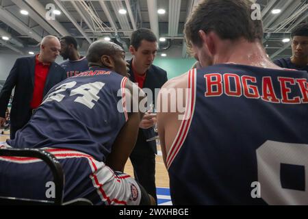 LEIDEN, PAYS-BAS - MARS 30 : le Headcoach Alexandre Zampier de RSW Liege basket Time Out lors du match d'or de la BNXT League Elite entre Zorg en Zeker Banque D'Images