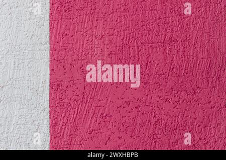 Motif abstrait de mur rugueux rose de deux couleurs et blanc de texture de fond d'espace vide de conception d'espace vide d'écorce d'écorce de plâtre. Banque D'Images