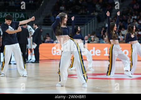 Cheerleader du Real Madrid en action lors du match de Ligue ACB entre le Real Madrid et BAXI Manresa au Wizink Center le 31 mars 2024 à Madrid, Espagne Banque D'Images