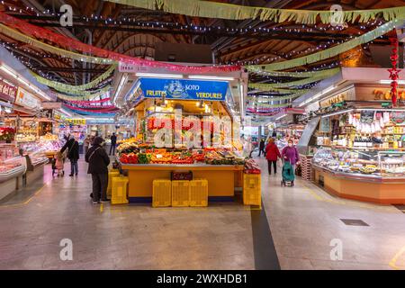 Barcelone, Espagne - 10 FÉVRIER 2022: Produits frais vendus à l'intérieur du Mercat de Santa Caterina situé à la Ribera, Barcelone, Espagne. Banque D'Images