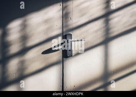 Poignée de porte encadrée dans l'ombre de fenêtre Banque D'Images