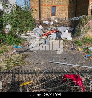 Déchets jetés sur le sol de la taille Banque D'Images