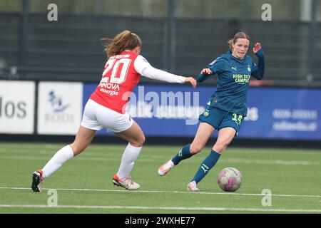 Wijdewormer, pays-Bas. 31 mars 2024. WIJDEWORMER, PAYS-BAS - MARS 31 : Laura Strik du PSV, Mirte van Bentum d'AZ lors du match Eredivisie féminin d'Azerion entre AZ Alkmaar et PSV à l'AFAS Trainingscomplex le 31 mars 2024 à Wijdewormer, pays-Bas. (Photo de Gerard Spaans/Orange Pictures) crédit : Orange pics BV/Alamy Live News Banque D'Images