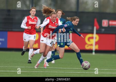 Wijdewormer, pays-Bas. 31 mars 2024. WIJDEWORMER, PAYS-BAS - MARS 31 : Laura Strik du PSV, Mirte van Bentum d'AZ lors du match Eredivisie féminin d'Azerion entre AZ Alkmaar et PSV à l'AFAS Trainingscomplex le 31 mars 2024 à Wijdewormer, pays-Bas. (Photo de Gerard Spaans/Orange Pictures) crédit : Orange pics BV/Alamy Live News Banque D'Images