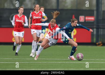 Wijdewormer, pays-Bas. 31 mars 2024. WIJDEWORMER, PAYS-BAS - MARS 31 : Mirte van Bentum d'AZ, Laura Strik du PSV lors du match Eredivisie féminin d'Azerion entre AZ Alkmaar et PSV à l'AFAS Trainingscomplex le 31 mars 2024 à Wijdewormer, pays-Bas. (Photo de Gerard Spaans/Orange Pictures) crédit : Orange pics BV/Alamy Live News Banque D'Images