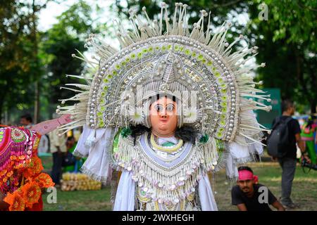 Portrait d'un danseur Chhau qui se prépare à participer à Holi avec des couleurs en poudre à Kolkata, au Bengale occidental, en Inde, le 24 mars 2024. Banque D'Images