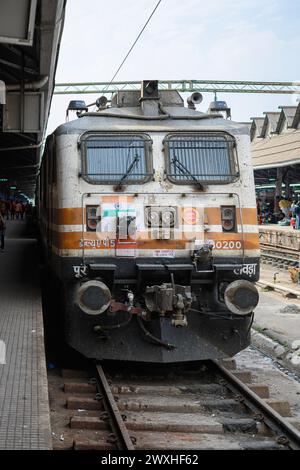 Moteur de locomotive électrique stationné à une gare de jonction du système des chemins de fer indiens à Howrah, au Bengale occidental, en Inde, le 19 mars 2024. Banque D'Images