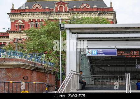 Vue de la station de métro Mahakaran sur le couloir de métro est-Ouest, qui fait partie de la ligne verte du métro Kolkata. Bengale occidental, Inde, le 19 mars 2 Banque D'Images