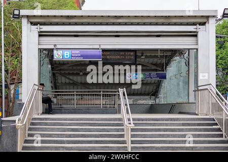 Vue de la station de métro Mahakaran sur le couloir de métro est-Ouest, qui fait partie de la ligne verte du métro Kolkata. Bengale occidental, Inde, le 19 mars 2 Banque D'Images