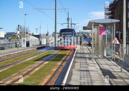 Tramway approchant d'un quai à Newhaven, Édimbourg, Écosse Banque D'Images