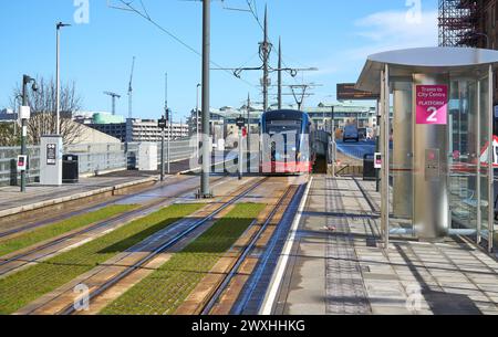 Tramway approchant d'un quai à Newhaven, Édimbourg, Écosse Banque D'Images