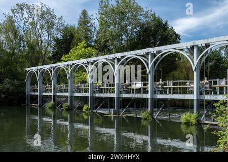 The Weir de Marsh Lock, Henley on Thames, Angleterre Banque D'Images