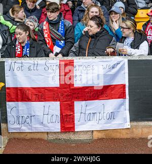 31 mars 2024 ; stade Molineux, Wolverhampton, West Midlands, Angleterre; FA Womens League Cup final Football, Arsenal contre Chelsea ; fans avec un message sur leur drapeau Banque D'Images