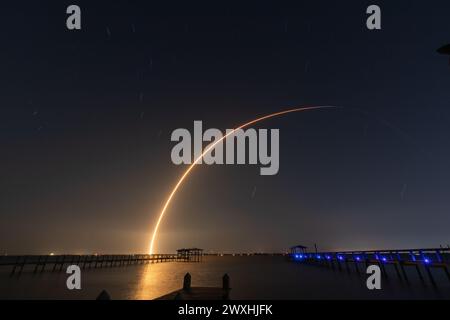 Le samedi 30 mars 2024, SpaceX a lancé sa 2ème mission Falcon 9 Starlink 6-45 avec un huit booster de vol B-1067-18 de SLC-40 Cape Canaveral Florida Brevard County USA à seulement trois heures et trente-huit minutes d'intervalle. (Photo Scott Schilke/Sipa USA) Banque D'Images