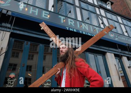 Londres, Royaume-Uni. 31 mars 2024. Dans une touche unique sur les crawls traditionnels des pubs, Christathon invite les participants à porter des vêtements sur le thème de Jésus. La tournée des pubs, qui commence à la Trinity sur Borough High Street, se dirige vers Trafalgar Square avant de se terminer à la Silver Cross à Whitehall. Cet événement, qui rappelle SantaCon mais avec une touche biblique, voit les participants profiter de la camaraderie et de l'esprit festif d'une manière amusante et non conventionnelle. Crédit : Joao Daniel Pereira/Alamy Live News Banque D'Images