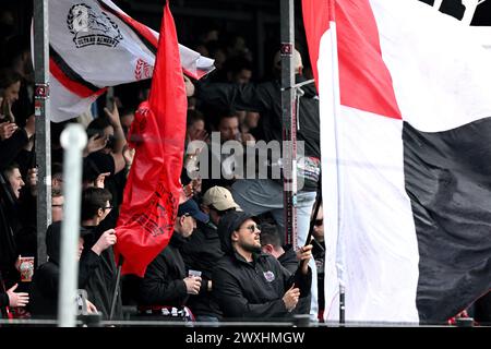 ALMERE - supporters avant le match néerlandais Eredivisie entre Almere City FC et FC Volendam au stade Almere City FC le 31 mars 2024 à Almere, pays-Bas. ANP GERRIT VAN COLOGNE Banque D'Images