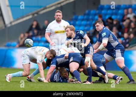 Gus Warr de Sale Sharks passe d'un ruck lors du match Gallagher Premiership Sale Sharks vs Exeter Chiefs au Salford Community Stadium, Eccles, Royaume-Uni, le 31 mars 2024 (photo par Steve Flynn/News images) Banque D'Images