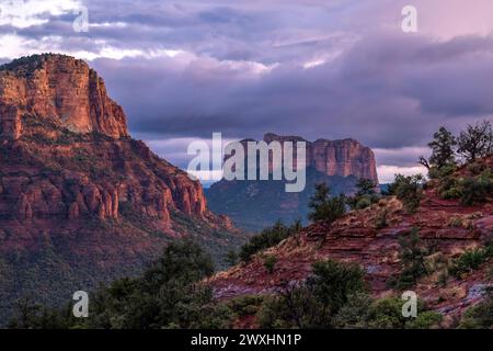 Twin Buttes et Courthouse Butte au coucher du soleil. Sedona, Arizona, USA, par Dominique Braud/Dembinsky photo Assoc Banque D'Images