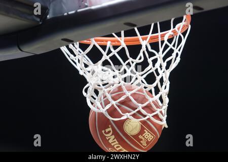 Berlin, Allemagne, 31, mars 2024. Ballon officiel pendant le match entre Alba Berlin vs Hamburg Towers.. Crédit : Fabideciria/Alamy Live News Banque D'Images