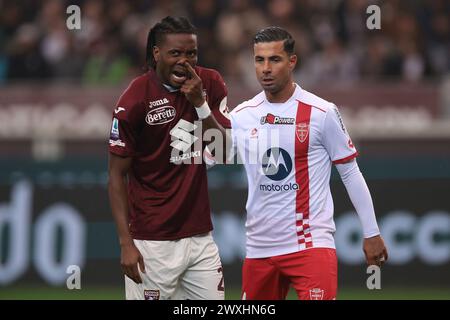 Turin, Italie. 30 mars 2024. Armando Izzo de l'AC Monza s'affronte avec David Okereke du Torino FC lors du match de Serie A au Stadio Grande Torino, Turin. Le crédit photo devrait se lire : Jonathan Moscrop/Sportimage crédit : Sportimage Ltd/Alamy Live News Banque D'Images