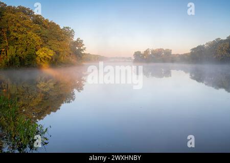 Lever du soleil sur Empire Lake. Whitetail Woods Regional Park, automne, MN, USA, par Dominique Braud/Dembinsky photo Assoc Banque D'Images