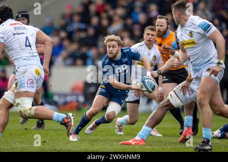 31 mars 2024 ; Salford Community Stadium, Salford, Lancashire, Angleterre; Gallagher Premiership Rugby, Sale Sharks contre Exeter Chiefs ; Gus Warr des Sale Sharks passe le ballon Banque D'Images