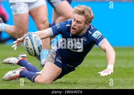 Eccles, Royaume-Uni. 31 août 2023. Gus Warr de Sale Sharks rassemble un ballon lâche lors du match Gallagher Premiership match Sale Sharks vs Exeter Chiefs au Salford Community Stadium, Eccles, Royaume-Uni, 31 mars 2024 (photo par Steve Flynn/News images) à Eccles, Royaume-Uni le 31/08/2023. (Photo par Steve Flynn/News images/SIPA USA) crédit : SIPA USA/Alamy Live News Banque D'Images