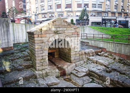 La fontaine de Foncalada date du IXe siècle et a été construite sous le règne d'Alphonse III le Grand (866-910). Oviedo, Asturies, Espagne. Banque D'Images