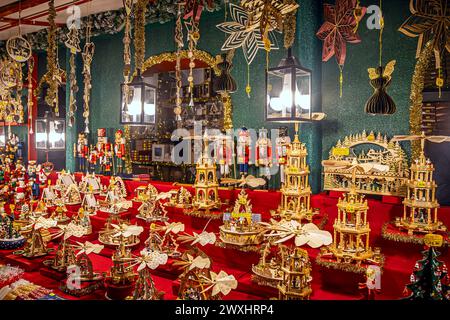 NUREMBERG, ALLEMAGNE - 16 DÉCEMBRE 2023 : stand de marché avec des décorations traditionnelles de Noël exposées en vente et ambiance nocturne spécifique à Noël Banque D'Images