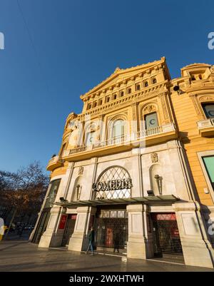 Barcelone, Espagne - 10 février 2022 : vue extérieure des bâtiments du Théâtre Comedia sur la place de Catalogne, la Placa de Catalunya à Barcelone, Spai Banque D'Images