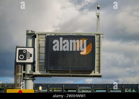 Un écran Smart Highway montrant que la limite de vitesse nationale est en place et un panneau de caméra Banque D'Images