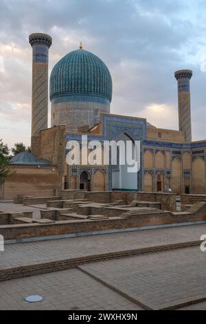 SAMARCANDE, RUSSIE - 12 SEPTEMBRE 2022 : ancien mausolée Gur-Emir (tombe de Tamerlane) sur un matin de septembre nuageux tôt Banque D'Images