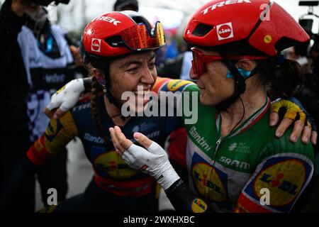 La néerlandaise Shirin Van Anrooij de Lidl-Trek et l'italienne Elisa Longo Borghini de Lidl-Trek célèbrent leur victoire sur la course féminine de la ronde van Vlaanderen/ Tour des Flandres/ Tour des Flandres', 163 km avec départ et arrivée à Oudenaarde, dimanche 31 mars 2024. BELGA PHOTO JASPER JACOBS Banque D'Images