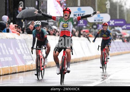 L'italienne Elisa Longo Borghini de Lidl-Trek célèbre après avoir remporté la course féminine de la ronde van Vlaanderen/ Tour des Flandres/ Tour of Flanders' une journée cycliste, 163 km avec départ et arrivée à Oudenaarde, dimanche 31 mars 2024. BELGA PHOTO LAURIE DIEFFEMBACQ Banque D'Images