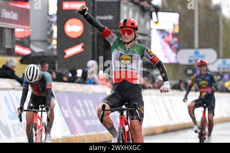 L'italienne Elisa Longo Borghini de Lidl-Trek célèbre après avoir remporté la course féminine de la ronde van Vlaanderen/ Tour des Flandres/ Tour of Flanders' une journée cycliste, 163 km avec départ et arrivée à Oudenaarde, dimanche 31 mars 2024. BELGA PHOTO LAURIE DIEFFEMBACQ Banque D'Images