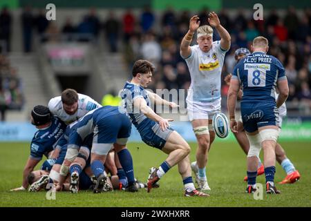 Salford, Lancashire, Royaume-Uni. 31 mars 2024 ; Salford Community Stadium, Salford, Lancashire, Angleterre; Gallagher Premiership Rugby, Sale Sharks versus Exeter Chiefs ; Raffi Quirke de Sale Sharks Kicks the ball Credit : action plus Sports images/Alamy Live News Banque D'Images