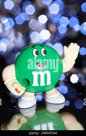 Distributeur de bonbons M & M vert. Banque D'Images