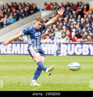 Salford, Lancashire, Royaume-Uni. 31 mars 2024 ; Salford Community Stadium, Salford, Lancashire, Angleterre; Gallagher Premiership Rugby, Sale Sharks versus Exeter Chiefs ; George Ford de Sale Sharks donne un coup de pied pour le but crédit : action plus Sports images/Alamy Live News Banque D'Images