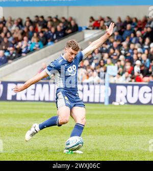 Salford, Lancashire, Royaume-Uni. 31 mars 2024 ; Salford Community Stadium, Salford, Lancashire, Angleterre; Gallagher Premiership Rugby, Sale Sharks versus Exeter Chiefs ; George Ford de Sale Sharks donne un coup de pied pour le but crédit : action plus Sports images/Alamy Live News Banque D'Images