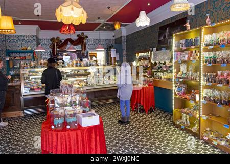 Vue intérieure de l'intérieur du chocolatier Heavenly Chocolate Shop café avec des œufs de Pâques sur les étagères et les clients achetant de la crème glacée Llandeilo UK KATHY DEWITT Banque D'Images