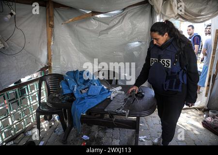 Les Palestiniens vérifient les dégâts dans un camp de fortune pour personnes déplacées devant l'hôpital des martyrs d'Al-Aqsa à Deir al-Balah dans le centre de la bande de Gaza les Palestiniens vérifient les dégâts dans un camp de fortune pour personnes déplacées devant l'hôpital des martyrs d'Al-Aqsa à Deir al-Balah dans le centre de la bande de Gaza la bande de Gaza, après avoir été touchée par les bombardements israéliens le 31 mars 2024. Photo de STR apaimages Dair El-Elbalah bande de Gaza territoire palestinien 310324 Dair El-Balah STR 0011 Copyright : xapaimagesxSTRxxapaimagesx Banque D'Images