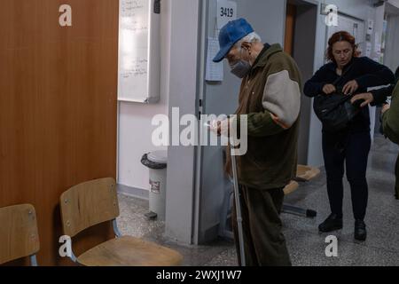 Ankara, Turquie. 31 mars 2024. Les électeurs font la queue pour voter dans un bureau de vote lors des élections locales turques de 2024. Les bureaux de vote turcs pour élire leurs administrateurs locaux qui serviront pendant 5 ans. Plus de 61 millions d'électeurs ont voté, dans environ 208 000 urnes. Alors que le vote commence à 08,00 heures du matin à Ankara, des milliers de citoyens se rendent aux urnes tôt le matin pour voter. Crédit : SOPA images Limited/Alamy Live News Banque D'Images