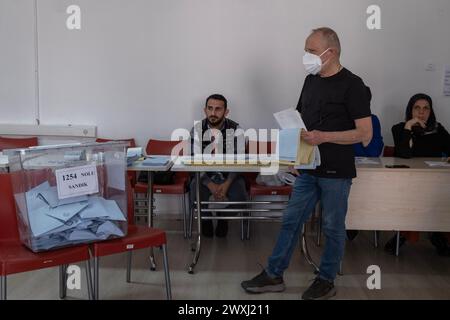 Ankara, Turquie. 31 mars 2024. Un électeur attend près d'une urne pour voter dans un bureau de vote lors des élections locales turques de 2024. Les bureaux de vote turcs pour élire leurs administrateurs locaux qui serviront pendant 5 ans. Plus de 61 millions d'électeurs ont voté, dans environ 208 000 urnes. Alors que le vote commence à 08,00 heures du matin à Ankara, des milliers de citoyens se rendent aux urnes tôt le matin pour voter. Crédit : SOPA images Limited/Alamy Live News Banque D'Images