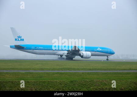 PH-BVU KLM ROYAL DUTCH AIRLINES BOEING 777-300ER débarque sur Polderbaan à son arrivée à l'aéroport d'Amsterdam Schiphol aux pays-Bas Banque D'Images